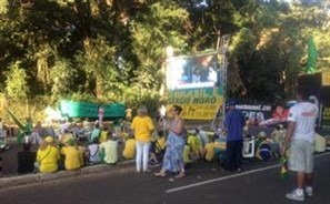 Manifestantes de Maringá aguardam concentrados na avenida São Paulo, o início da votação da abertura do processo de impeachment da presidente na Câmara dos Deputados